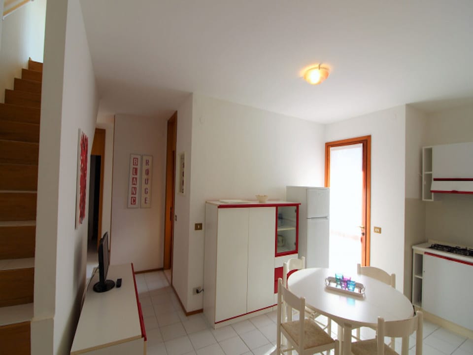 Apartment, 3 Bedrooms, Balcony, Garden View | Dining room