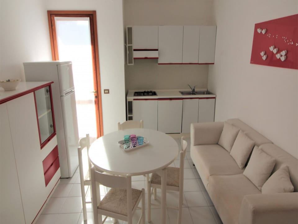 Apartment, 3 Bedrooms, Balcony, Garden View | Dining room