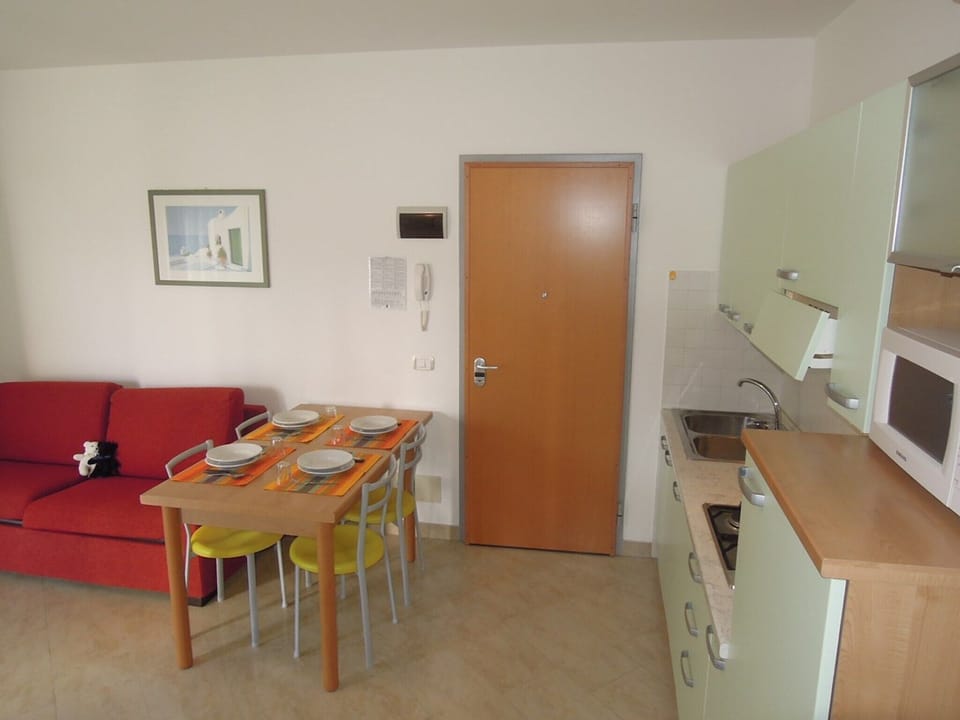 Apartment, 1 Bedroom, Balcony, City View | Dining