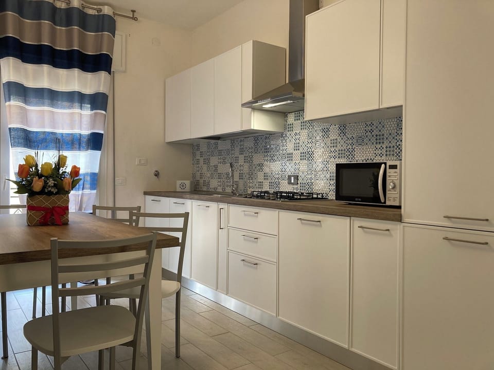 Apartment, 3 Bedrooms, Balcony, Garden View | Dining