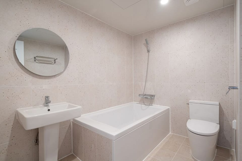 Standard Double Room (Fri, Sat, Sun, PH consecutive nights stay will be charged KRW 35,000 on site) | Bathroom | Hair dryer, towels, shampoo, toilet paper
