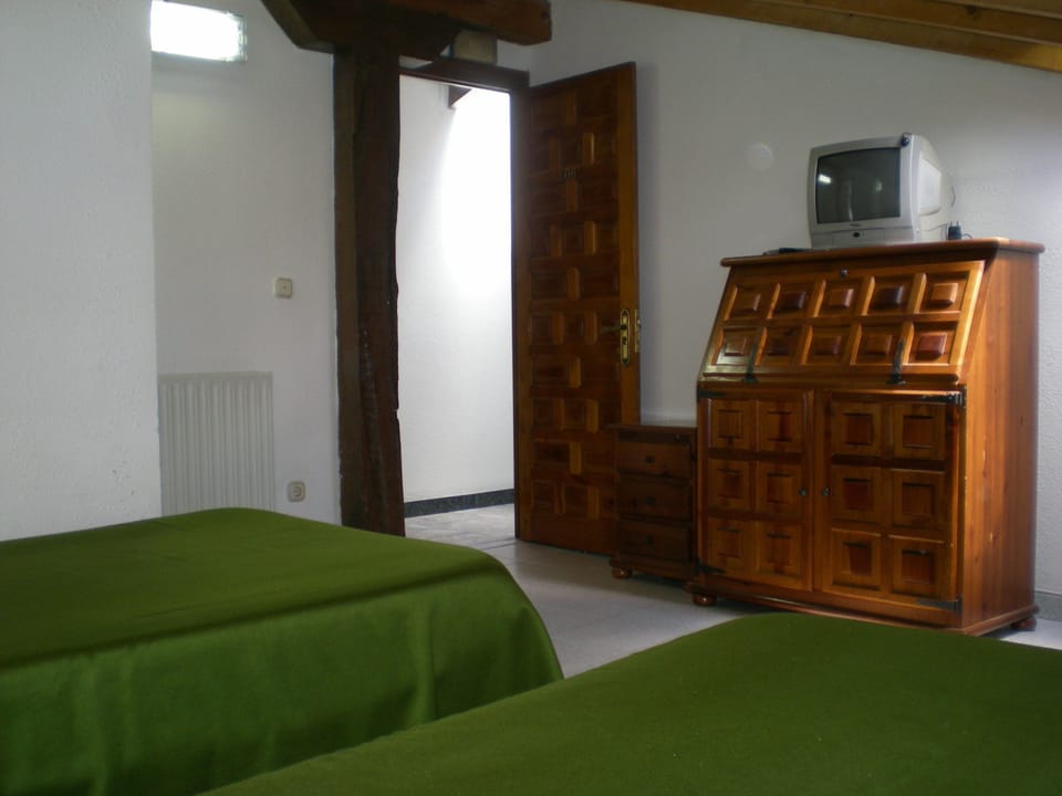 Double Room | Desk, WiFi (free), bed sheets