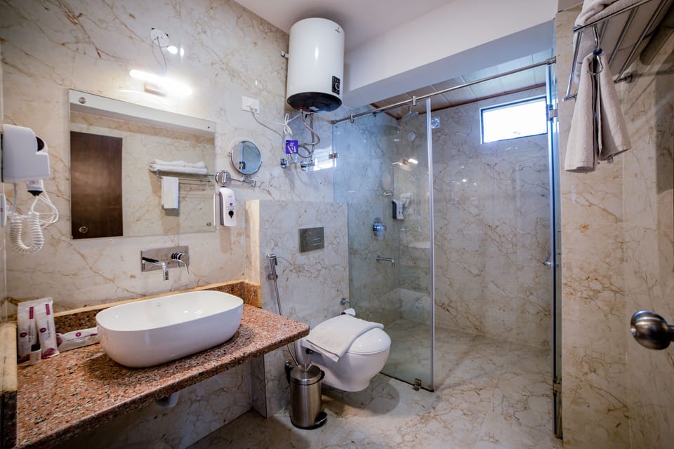 Premium Room | Bathroom | Shower, rainfall showerhead, free toiletries, hair dryer