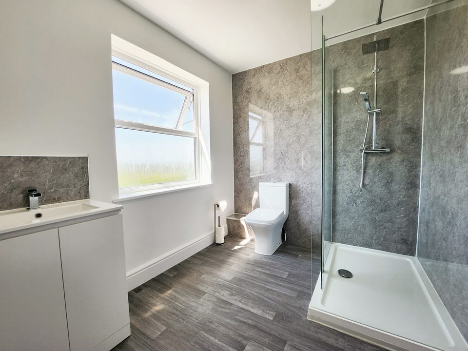 Luxury Studio | Bathroom | Shower, towels