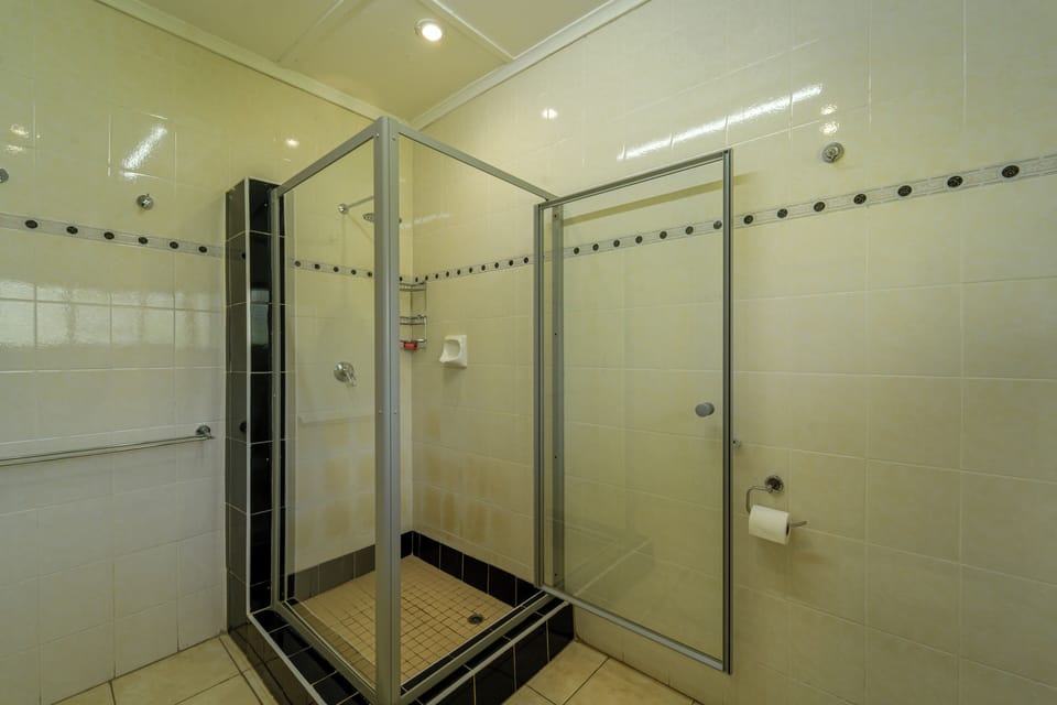 Room, 1 Bedroom, Accessible, Patio | Bathroom