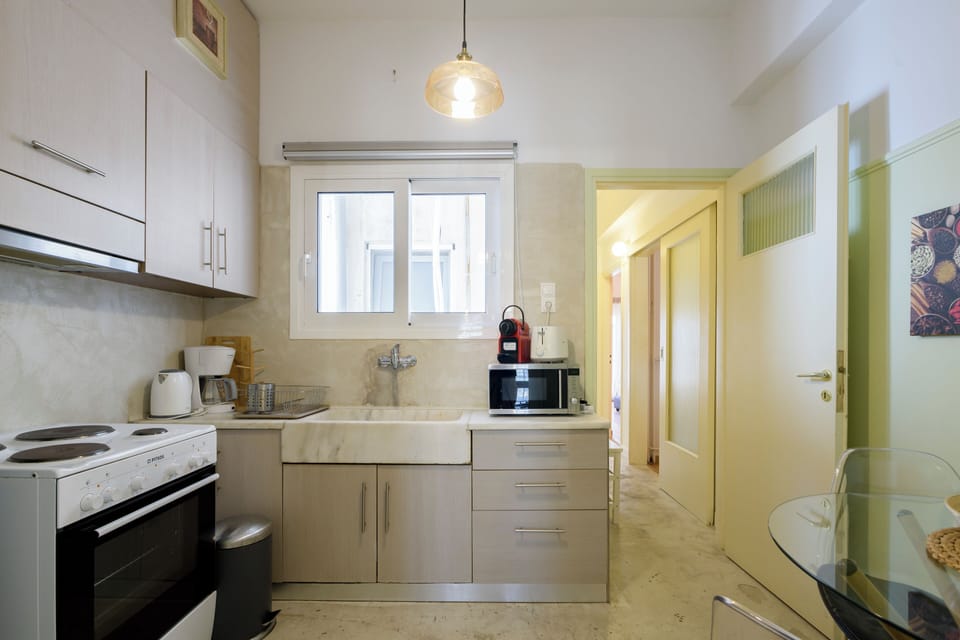 City Apartment | Private kitchen | Full-size fridge, microwave, oven, stovetop