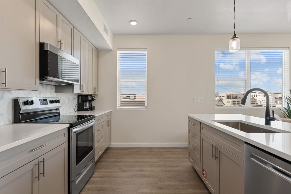 Condo, 2 Bedrooms | Private kitchen | Fridge, oven, coffee/tea maker, toaster