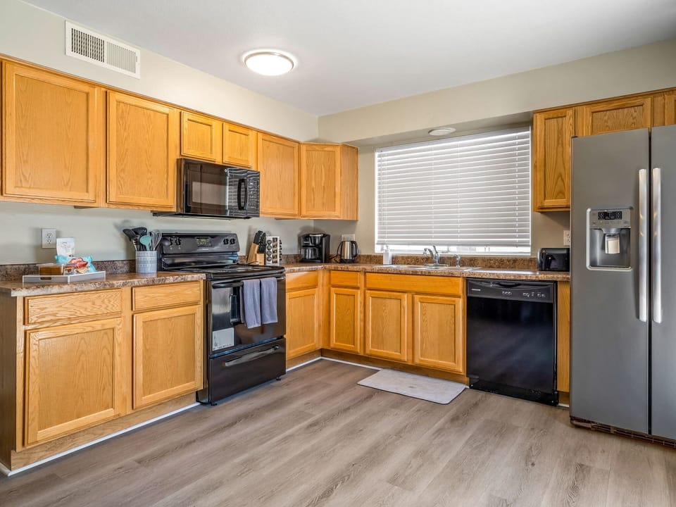 House, Multiple Beds, Pool Access, Pool View (Willows Rest Retreat) | Private kitchen | Fridge, microwave, dining table