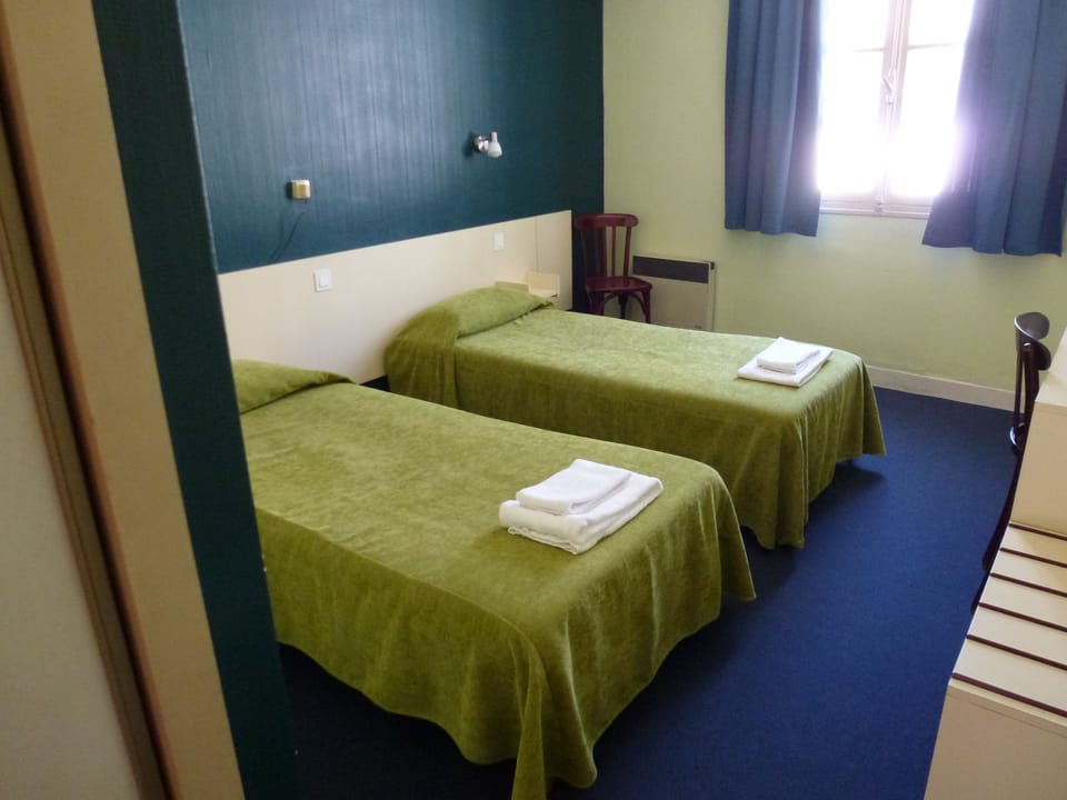 Twin Room | Desk, free WiFi, bed sheets