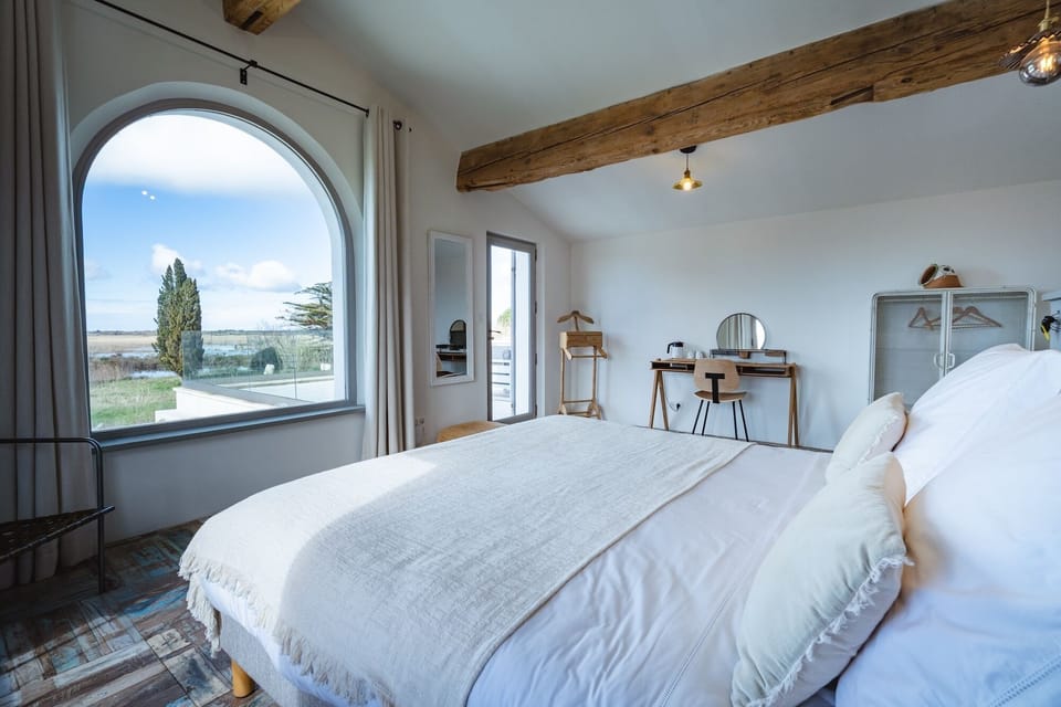 Superior Room, 1 King Bed, Terrace, Partial Lake View | Egyptian cotton sheets, premium bedding, individually decorated