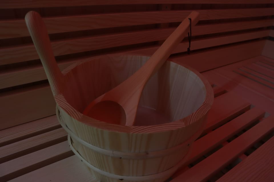 Sauna, hot tub