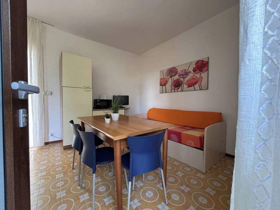 Apartment, 2 Bedrooms, Patio, Garden View | Dining room