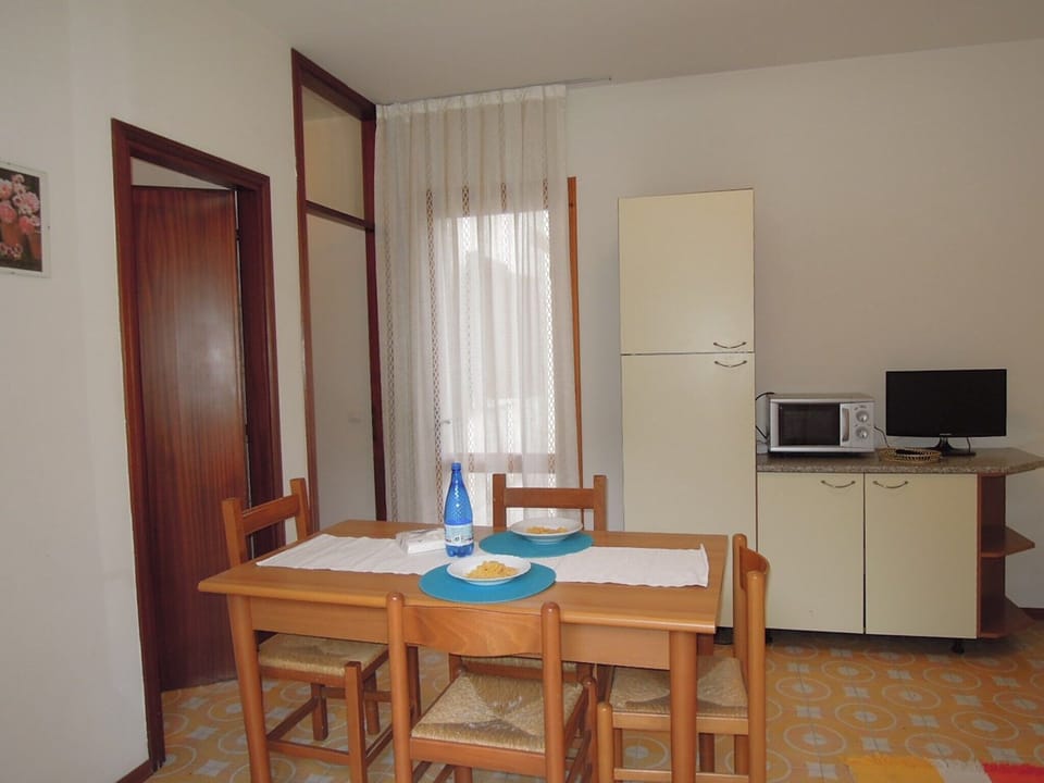 Apartment, 2 Bedrooms, Patio, Garden View | Dining