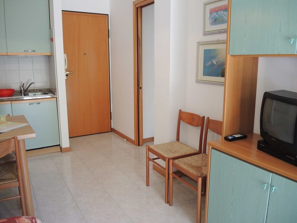 Apartment, 1 Bedroom, Balcony, Garden View | Dining