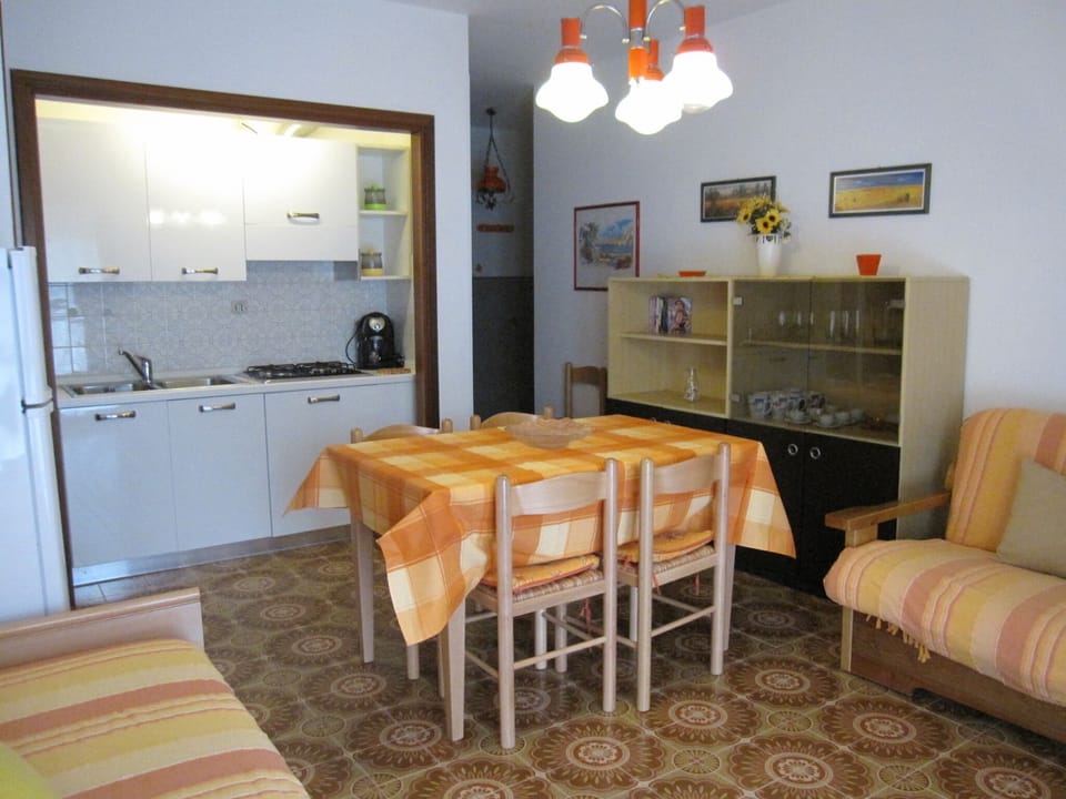 Apartment, 2 Bedrooms, Balcony, Garden View | Dining room