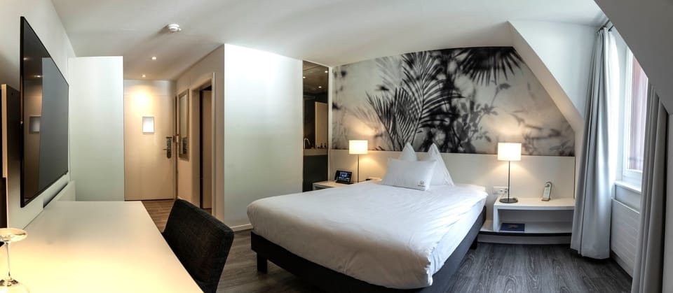 Premium bedding, free minibar items, in-room safe, desk
