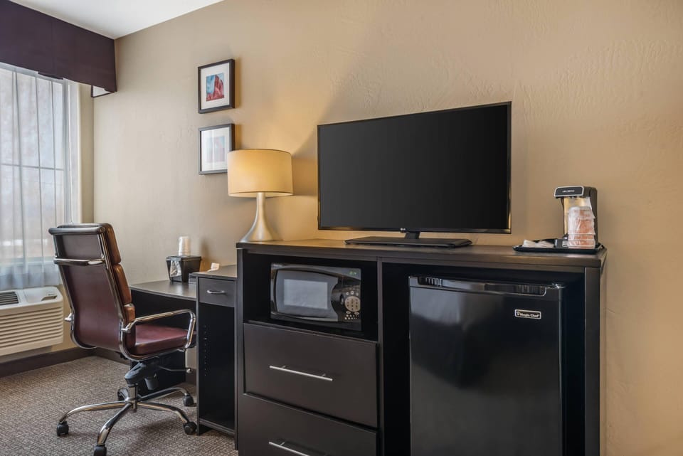 Room, 1 King Bed, Accessible, Non Smoking | Premium bedding, pillowtop beds, desk, blackout drapes