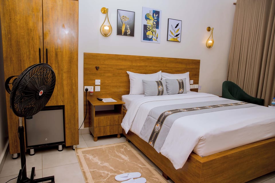 Basic Twin Room | Bathroom | Separate tub and shower, rainfall showerhead, designer toiletries