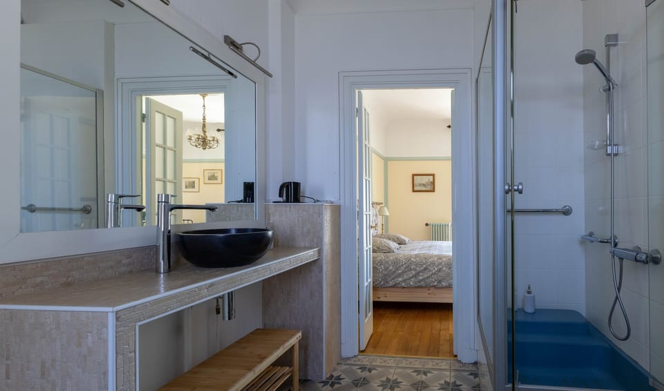 Deluxe Triple Room | Bathroom | Hair dryer, towels, soap, shampoo