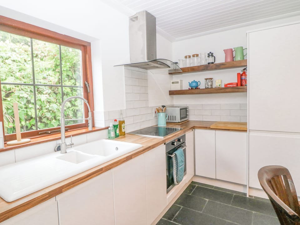 Cottage | Private kitchen | Fridge, dishwasher, cookware/dishes/utensils