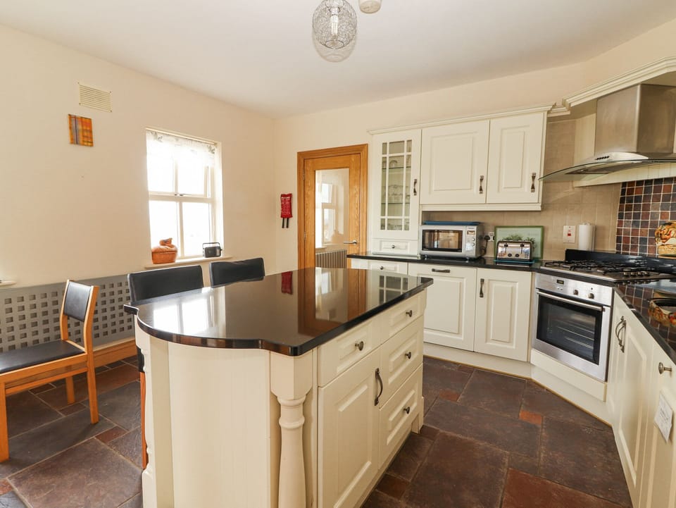 Cottage | Private kitchen | Dishwasher, cookware/dishes/utensils