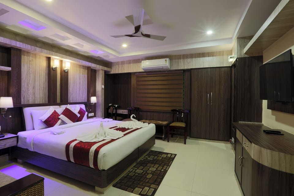 Desk, soundproofing, WiFi (free), bed sheets
