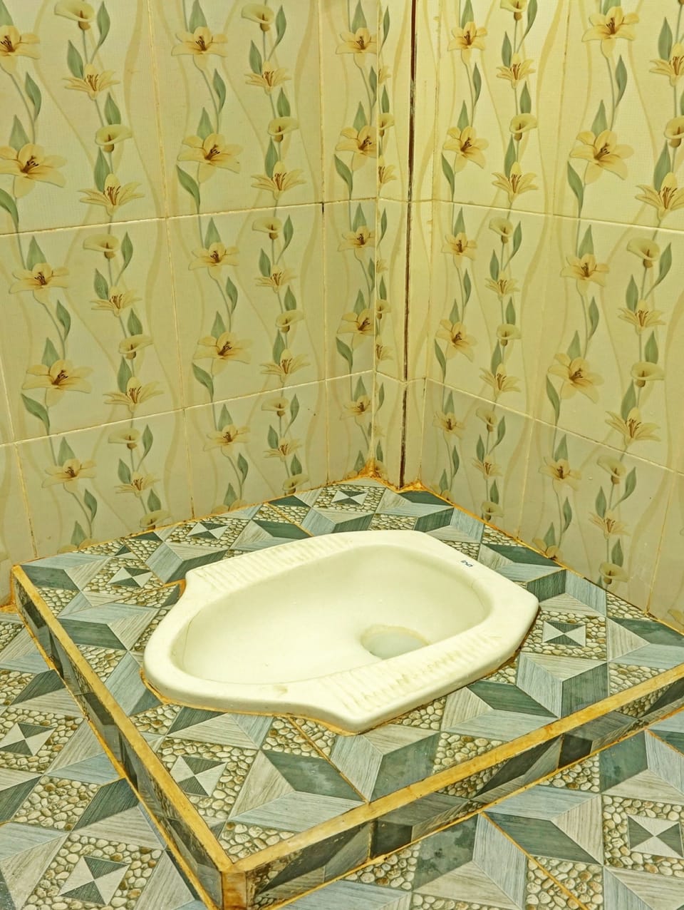 Basic Double Room | Bathroom | Shower, towels