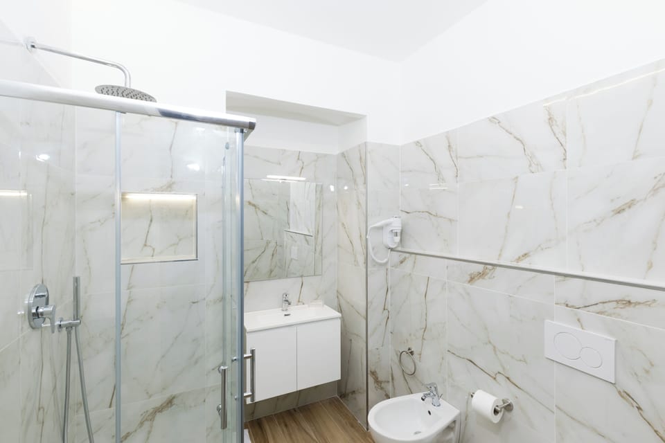 Deluxe Double Room, 1 Bedroom | Bathroom