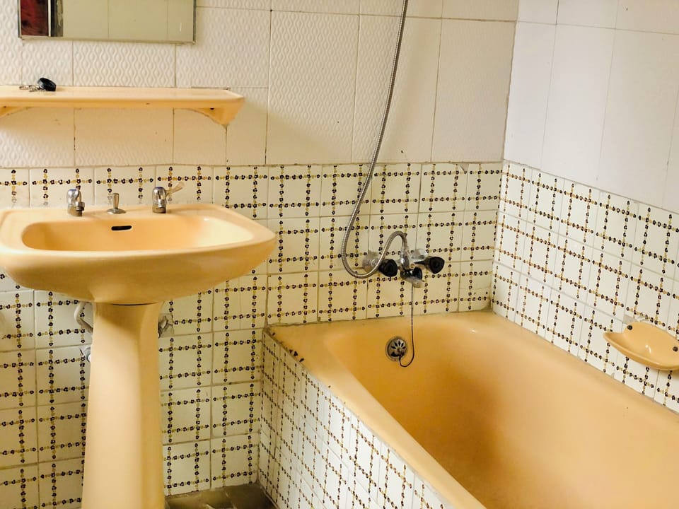 Executive Chalet | Bathroom | Combined shower/tub, rainfall showerhead, bidet, towels