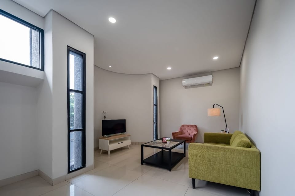 Premium Suite | Living room | 32-inch Smart TV with digital channels