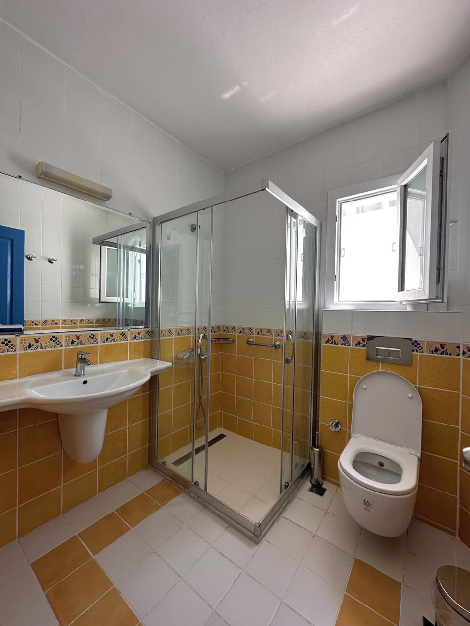Suite | Bathroom | Shower, hair dryer, towels, soap