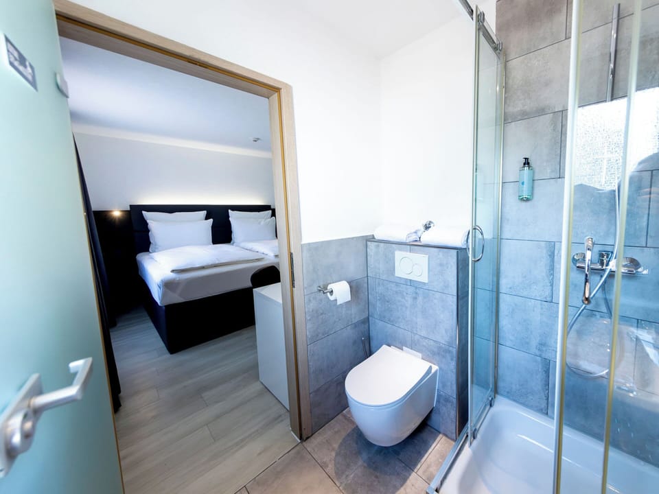 Double Room | Bathroom | Free toiletries, hair dryer, towels