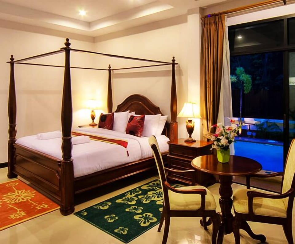 Executive Room | Minibar, in-room safe, desk, cribs (free)