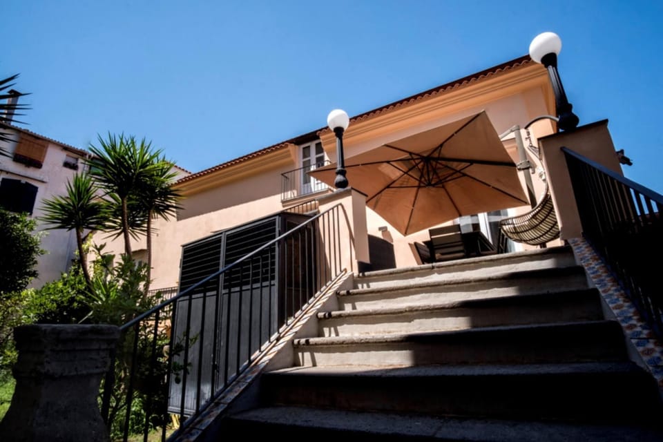 House, Smoking | Exterior