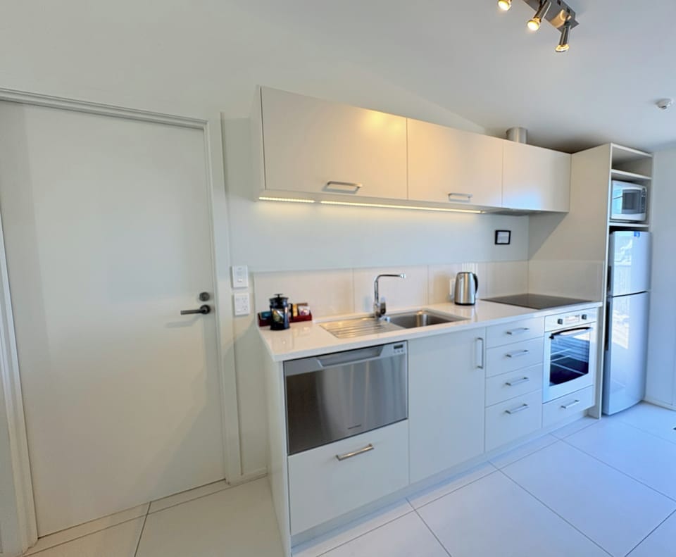 Premium Studio, Non Smoking, Kitchen | Private kitchen | Microwave, coffee/tea maker, electric kettle, toaster