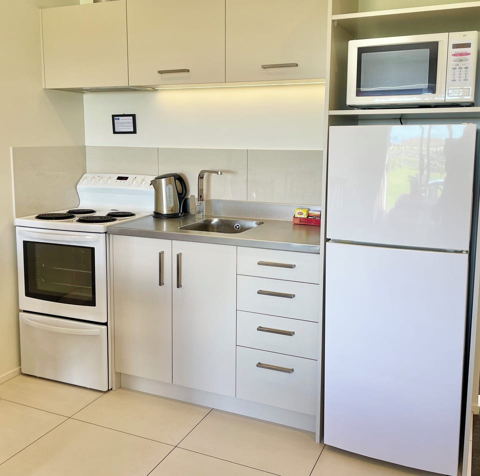 Deluxe Room, Non Smoking, Kitchen (Deluxe One Bedroom) | Private kitchen | Microwave, coffee/tea maker, electric kettle, toaster