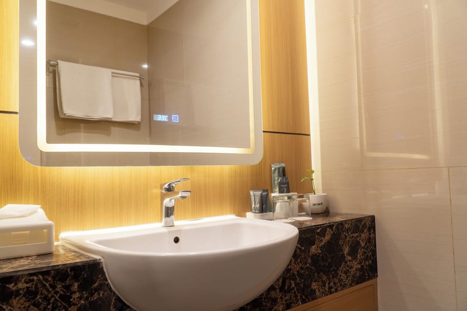 Shower, rainfall showerhead, free toiletries, hair dryer