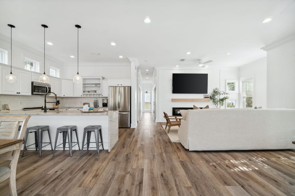 House | Living area | 50-inch Smart TV with digital channels, Netflix, Hulu