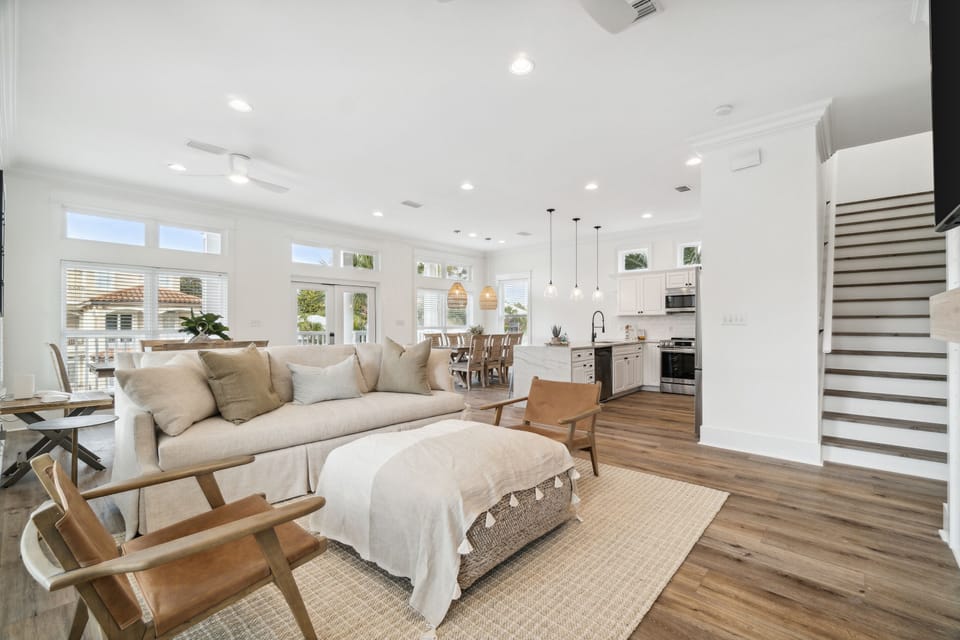 House | Living area | 50-inch Smart TV with digital channels, Netflix, Hulu