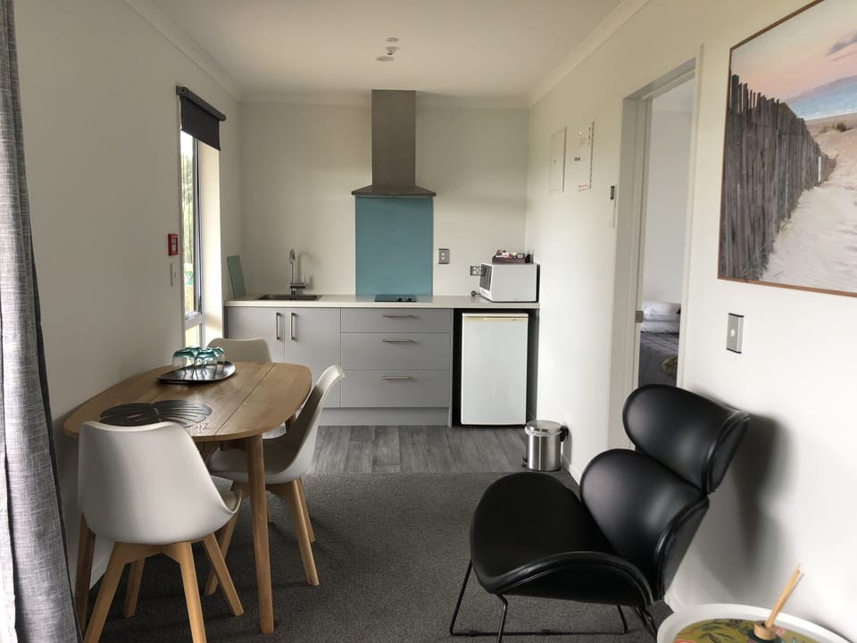 Family Suite Unit 4 | Private kitchenette | Fridge, microwave, coffee/tea maker, electric kettle