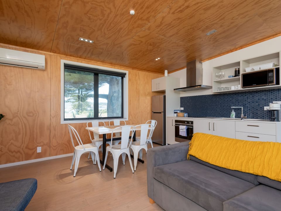 Apartment, 3 Bedrooms, Ocean View | In-room dining