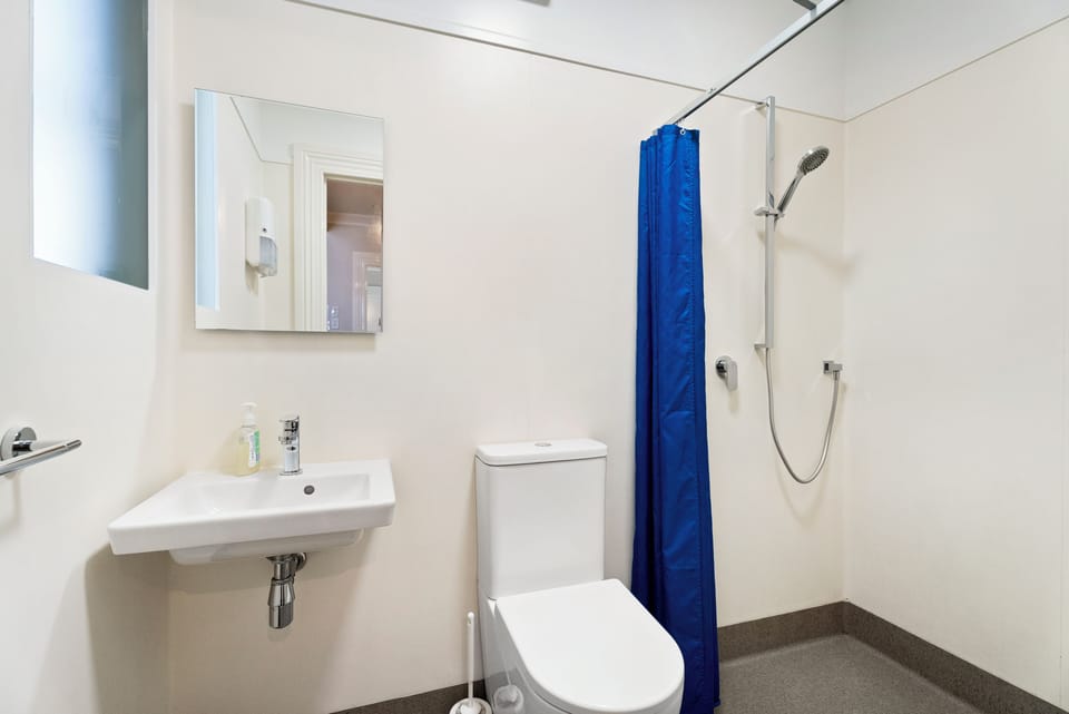 Superior Double Room, Ensuite | Bathroom | Shower, free toiletries, towels