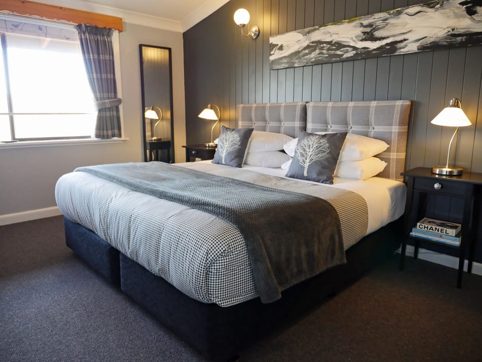 Superior Double Room, 1 King Bed, Lake View | Blackout drapes, iron/ironing board, free WiFi, bed sheets