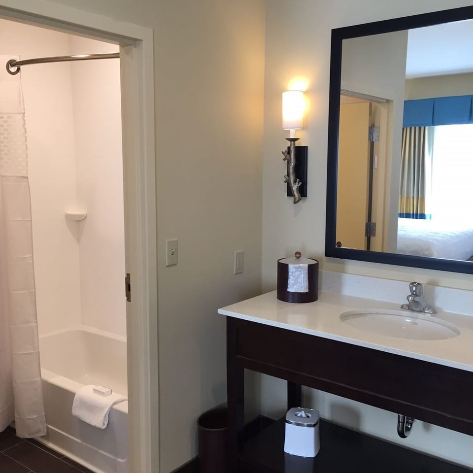 Studio, 1 King Bed, Non Smoking | Bathroom | Designer toiletries, towels