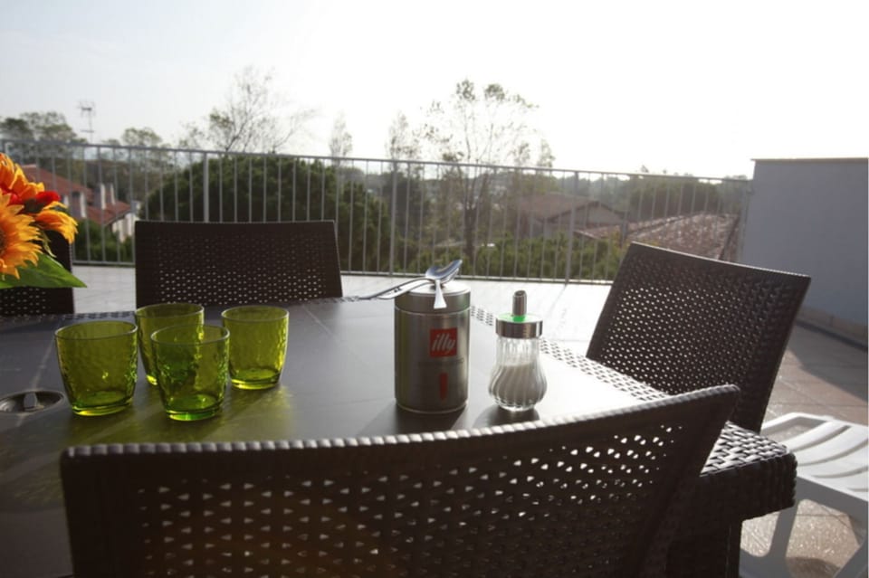 Apartment, 2 Bedrooms, Balcony, Ocean View | Dining room