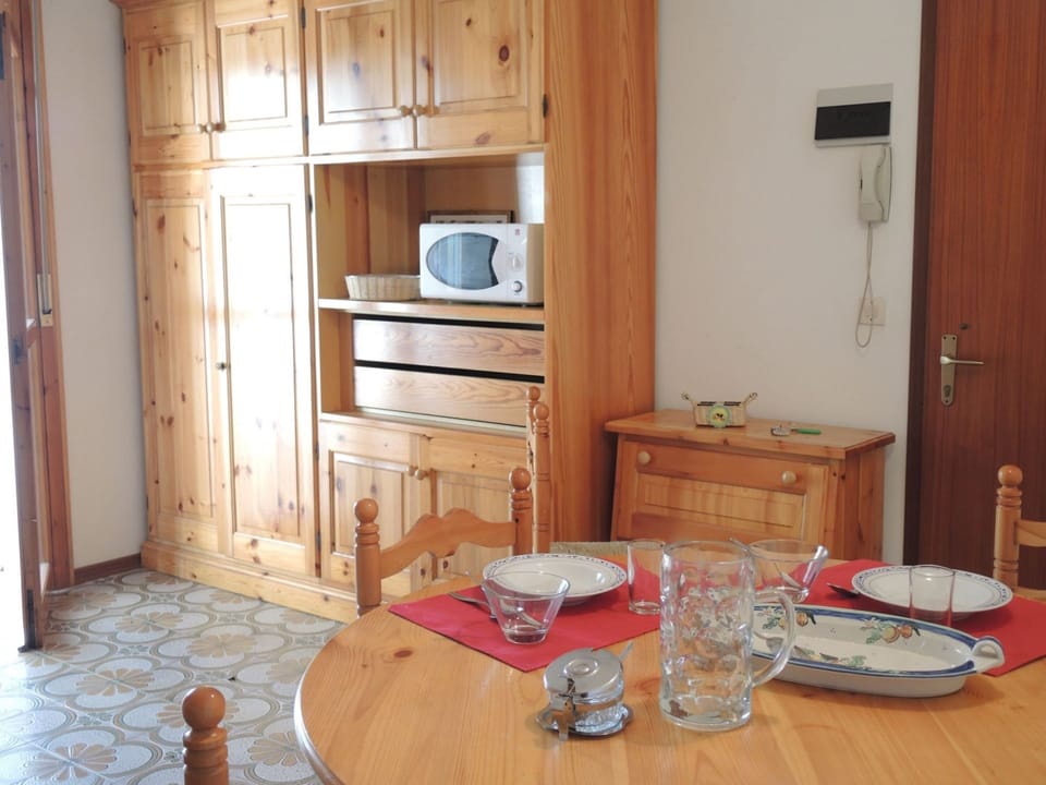 Apartment, 2 Bedrooms, Balcony, City View | Dining room