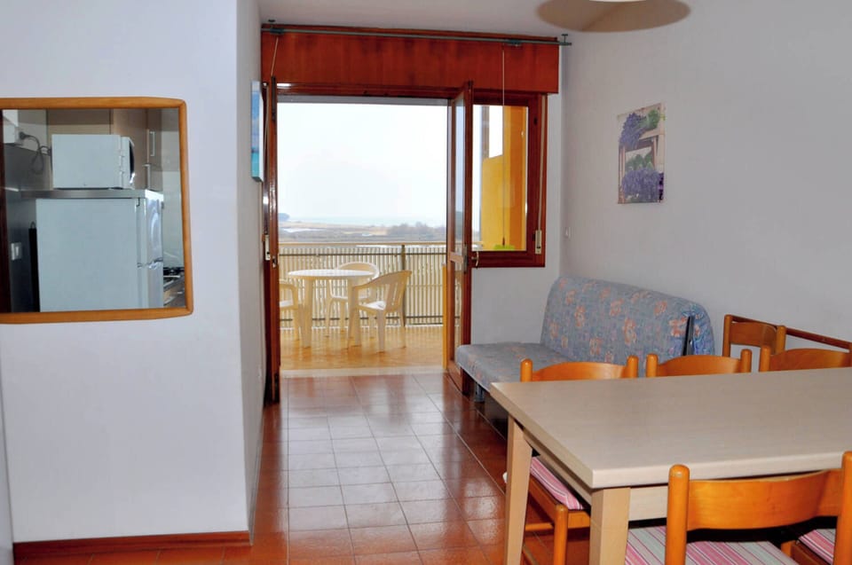 Apartment, 2 Bedrooms, Balcony, Ocean View | Dining room