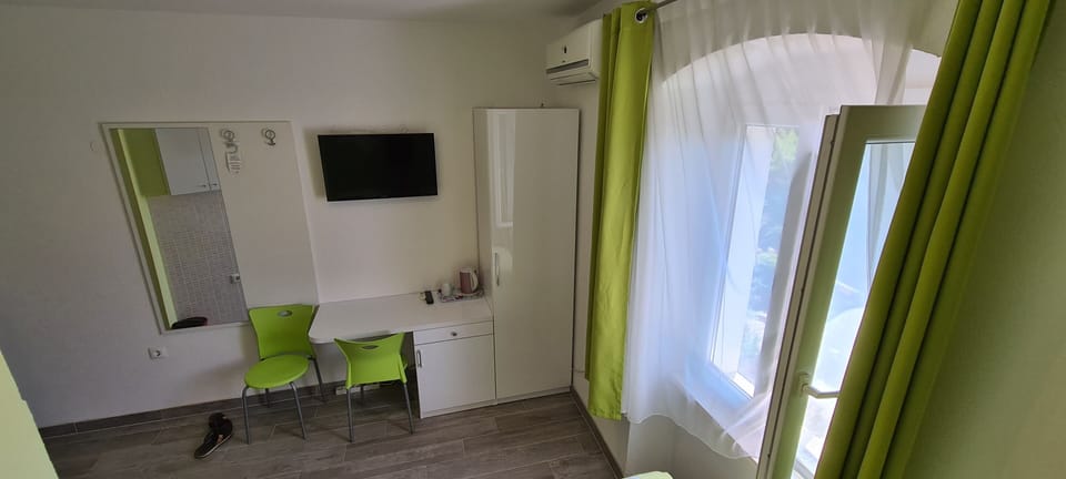 Standard Twin Room | In-room safe, desk, laptop workspace, blackout drapes