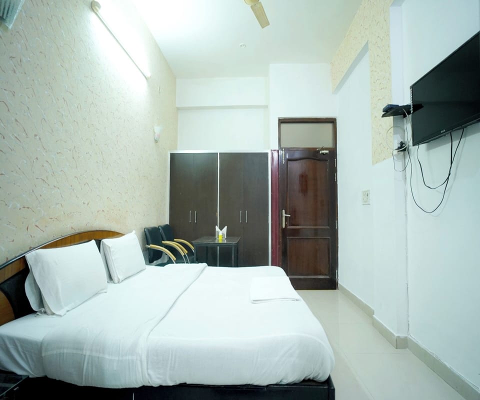 Deluxe Room | 1 bedroom, desk, iron/ironing board, free WiFi