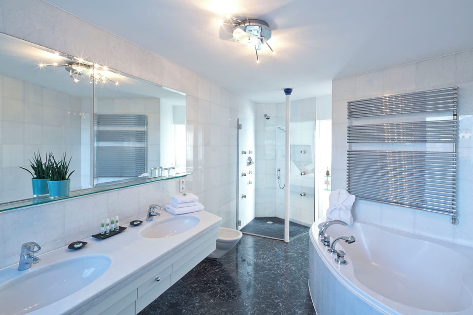 Apartment | Bathroom | Combined shower/tub, hair dryer, towels